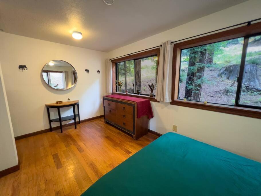 Appartamento Little House In The Redwoods With A Hot Tub! Garberville Esterno foto