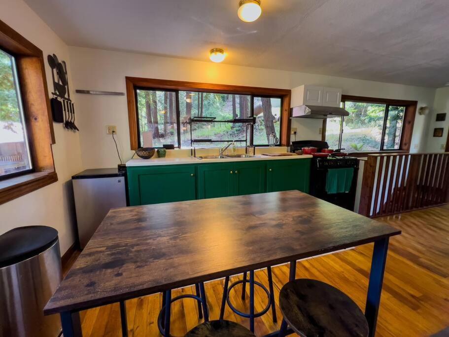 Appartamento Little House In The Redwoods With A Hot Tub! Garberville Esterno foto